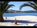 Apartmanok Florio - garden & free parking: A1(5) Trogir - Riviera Trogir  - strand