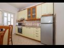 Apartmanok Mari - barbecue: A1Lile (4), A2Lile (2+2) Vinisce - Riviera Trogir  - Apartman - A1Lile (4): konyha