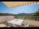 Apartmanok Mari - barbecue: A1Lile (4), A2Lile (2+2) Vinisce - Riviera Trogir  - Apartman - A2Lile (2+2): balkon