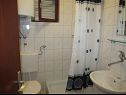 Apartmanok Deni - 30 m from sea: A2(4+1), A3(4+2) Vinisce - Riviera Trogir  - Apartman - A3(4+2): fürdőszoba toalettel