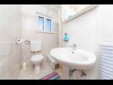 Apartmanok A1(2+2), A2(2+1) Vinisce - Riviera Trogir  - Apartman - A1(2+2): fürdőszoba toalettel