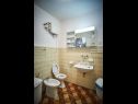 Apartmanok Ivan - close to the sea: A1(8+1), A2(2) Vinisce - Riviera Trogir  - Apartman - A1(8+1): fürdőszoba toalettel