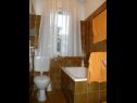 Apartmanok Ljubi - 20 m from beach: A1(4+1), A2 Crveni(2+2), A3 Zeleni(2+2) Vinisce - Riviera Trogir  - Apartman - A1(4+1): fürdőszoba toalettel