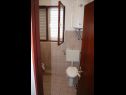 Apartmanok Deni - 30 m from sea: A2(4+1), A3(4+2) Vinisce - Riviera Trogir  - Apartman - A2(4+1): fürdőszoba toalettel