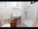 Apartmanok Jere - 30 m from beach: A1(4+1), A2(2+1) Vinisce - Riviera Trogir  - Apartman - A2(2+1): fürdőszoba toalettel