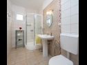 Apartmanok Ivo - beach nearby: A1(2+3), A2(2+2), A3(4+1) Vinisce - Riviera Trogir  - Apartman - A2(2+2): fürdőszoba toalettel
