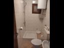 Apartmanok Ivan  - 15 m from beach: A1(7), SA2(2), A3(2+1) Vinisce - Riviera Trogir  - Apartmanstudió - SA2(2): fürdőszoba toalettel