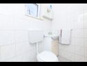Házak a pihenésre ViVilla Vinko - with four rooms: H(8) Öböl Voluja (Vinisce) - Riviera Trogir  - Horvátország  - H(8): fürdőszoba toalettel