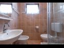Apartmanok Tiho - 10m from the beach: SA1 potkrovlje(2+1), A2 1. kat(4+1) Preko - Ugljan sziget  - Apartman - A2 1. kat(4+1): fürdőszoba toalettel