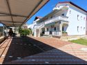 Apartmanok Ana - 120 m from the beach A1(4), A2(2+1) Sukosan - Riviera Zadar  - parkoló (ház és környéke)