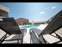 Apartmanok Vrsi beautiful apartments with pool A1(4), A2(4), A3(4) Vrsi - Riviera Zadar  - medence (ház és környéke)