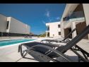 Apartmanok Vrsi beautiful apartments with pool A1(4), A2(4), A3(4) Vrsi - Riviera Zadar  - medence (ház és környéke)