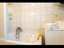 Apartmanok Suza - relaxing & beautiful: A1(2+2), A2(4+2) Zadar - Riviera Zadar  - Apartman - A1(2+2): fürdőszoba toalettel