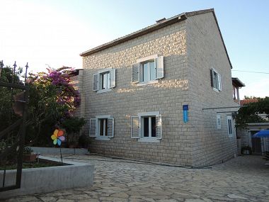 Apartmanok Jak - comfortable apartments: A1-donji(4+1), A2-gornji(4+2) Mirca - Brac sziget 