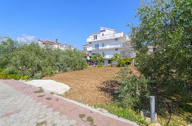 Apartmanok Ljuba - nice garden: A2(4+1) Plavi, A4(8+1), A1(2+2) Okrug Gornji - Ciovo sziget 