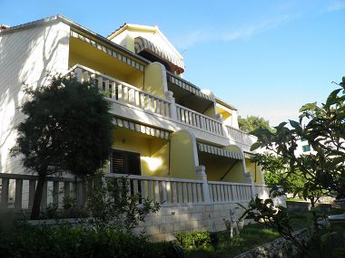 Apartmanok Angela -  with beautiful courtyard: A1(2), SA1(2), SA2(2), SA3(2+1) Brela - Riviera Makarska 