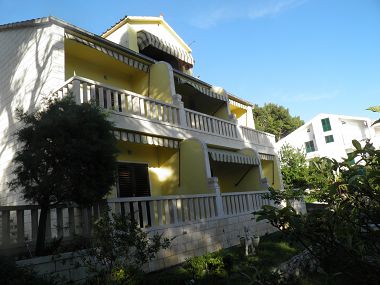 Apartmanok Vese - 200 m from beach: SA1(2+1), SA2(2+1), SA3(2+1), A4(4) Brela - Riviera Makarska 