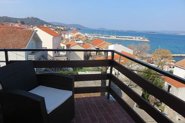 Apartmanok Marin - 100m from the beach with parking: A mali (2+2), A2(6), A1(6) Tkon - Pasman sziget 