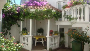 Apartmanok Ksenija - with garden & BBQ: SA1(2+1), SA2(2+1), SA3(2+1), A4(2+2), A5(2+2) Vodice - Riviera  Sibenik 