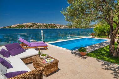 Házak a pihenésre Lucmar - swimming pool and sea view H(8+2) Zatoglav - Riviera  Sibenik  - Horvátország 