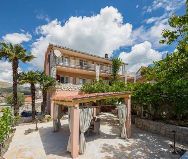 Apartmanok Dora - with nice courtyard: A1(4), SA2(3) Trogir - Riviera Trogir 