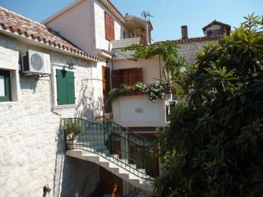 Apartmanok és szobák Jare - in old town R1 zelena(2), A2 gornji (2+2) Trogir - Riviera Trogir 