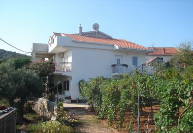 Apartmanok Slaven - 50 m from beach: A1(4+2), A2(2+1), A3(4+1) Vinisce - Riviera Trogir 