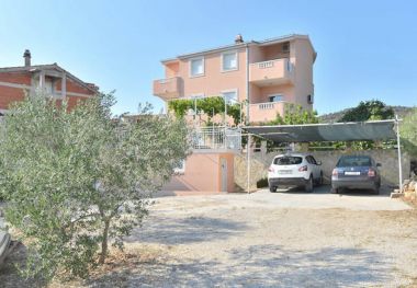 Apartmanok Josi - 150 m from sea: A1(4+1), A2(4+1), A4(4+1) Vinisce - Riviera Trogir 