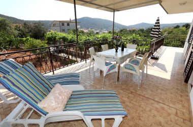 Apartmanok Marin - comfortable apartment near sea: A1(5+2) Vinisce - Riviera Trogir 