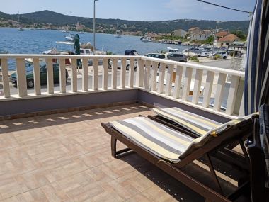 Apartmanok Josip - 5 m from beach: A1(6) Vinisce - Riviera Trogir 