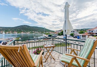 Házak a pihenésre Dinko - 20 m from sea: H(4+1) Vinisce - Riviera Trogir  - Horvátország 